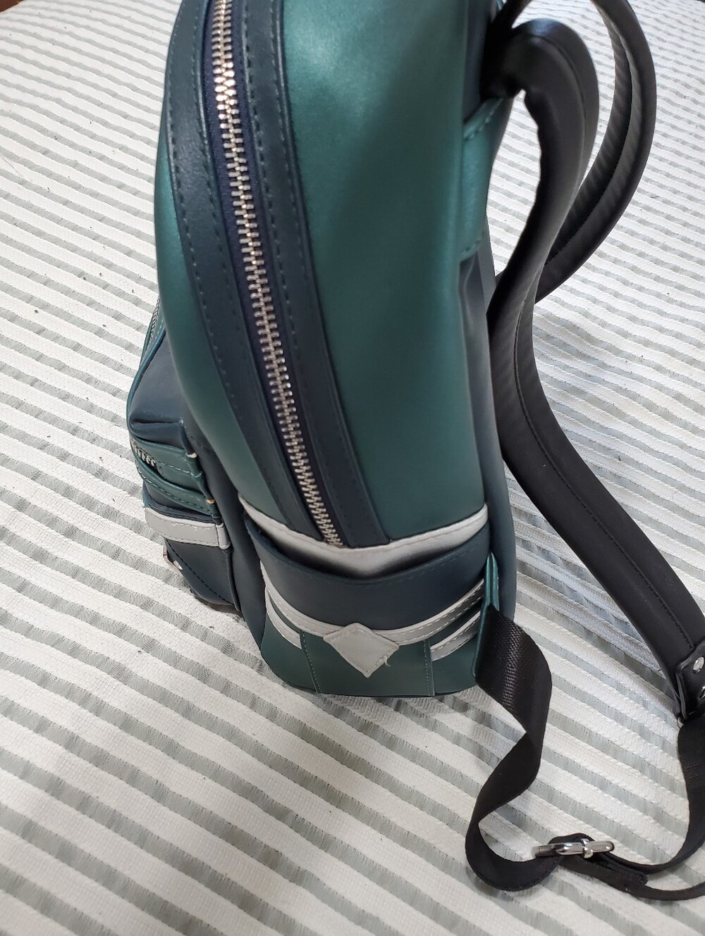 Captain Marvel Backpack - Picture 4 of 11